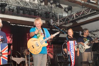 Die Band rund um Josef "Hocky" Hochedlinger begeisterte mit Beatles HIts das Publikum im Stadl des Haus im Puls (Weinwerk BUrgenland).