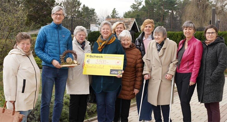 Die Bastelgruppe "Die Kreative" überreichten Geschäftsführer Harald Jankovits einen Scheck über 3.500 Euro für den Sterntalerhof.