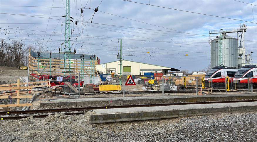 Die Bauarbeiten am Wulkaprodersdorfer Bahnhof sind in vollem Gange.