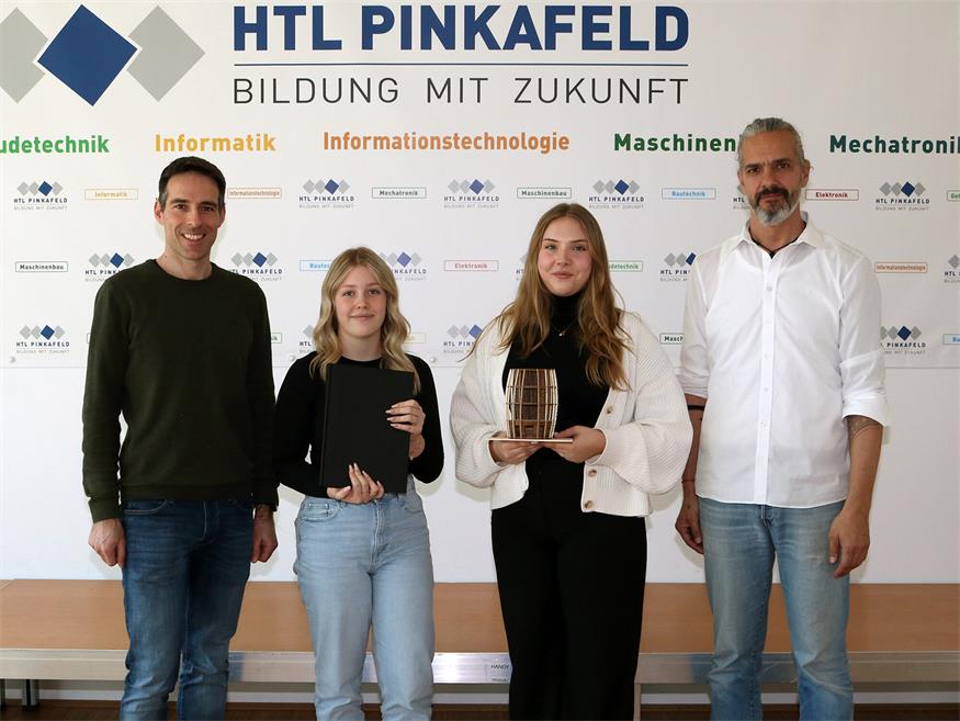 Die Bautechnik-Maturantinnen Lea Zingl und Lara Hofstätter mit ihrem Betreuerteam Leonhard Schmid und Hans Glatz.