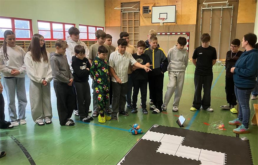 Die Begegnung der Schülerinnen und Schüler mit der Technik war von Spaß und Action begleitet.