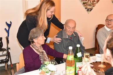 Die Begegnung mit Angehörigen und Freunden bereitete allen Beteiligten große Freude und machte den Nachmittag zu einem besonderen Erlebnis. Hausleiterin Julia Preissecker gratulierte persönlich.