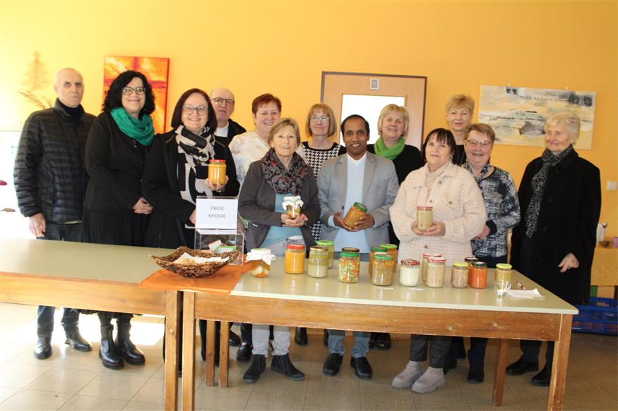 Die Besucherinnen und Besucher konnten sich von der Katholischen Frauenbewegung auch Suppe im Glas mit nach Hause nehmen. Mit dabei waren Pfarrer Deivasakayaraj Sebasthikkannu und Diakon Stefan Guczogi.