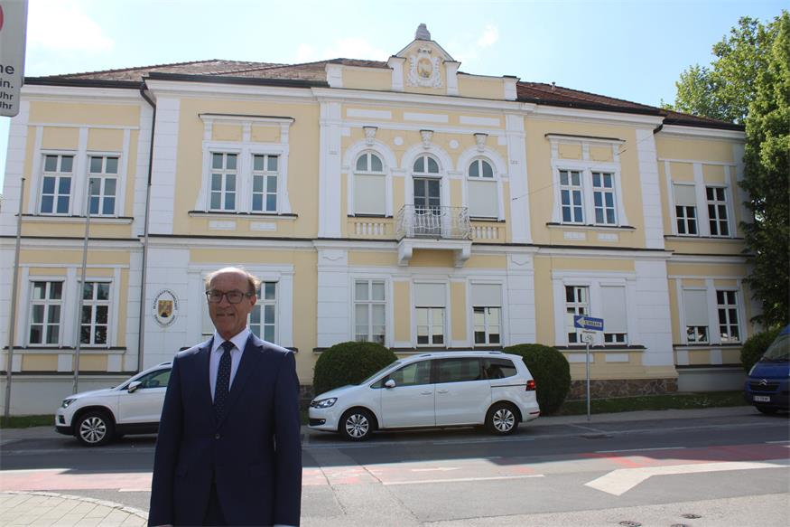 Die Bezirkshauptmannschaft Oberpullendorf . sie ging aus dem k.u.k. Stihlrichtermat hevor, wurde 1908 fertiggestellt und steht heute unter Denkmalschutz. Klaus Trummer ist seit 2003 Bezirkshauptmann.
