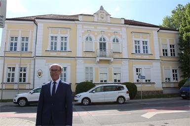 Die Bezirkshauptmannschaft Oberpullendorf . sie ging aus dem k.u.k. Stihlrichtermat hevor, wurde 1908 fertiggestellt und steht heute unter Denkmalschutz. Klaus Trummer ist seit 2003 Bezirkshauptmann.