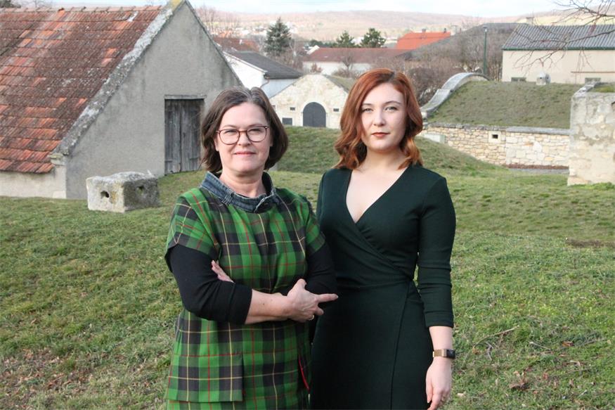 Die Bezirkssprecherin der Grünen Margit Paul-Kientzl und ÖVP-Kandidatin Lisa Reuter.