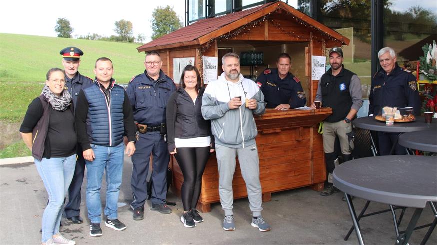 Die Billa-Kaufleute Sandra und Patrick Art sowie Silke Eigner, Christoph Goriupp und Markus Kovacs plauderten mit den Polizeibeamten Bezirkskommandant Hannes Faustmann, Gernot Leitner, Christian Müllner und Toni Kollerits.