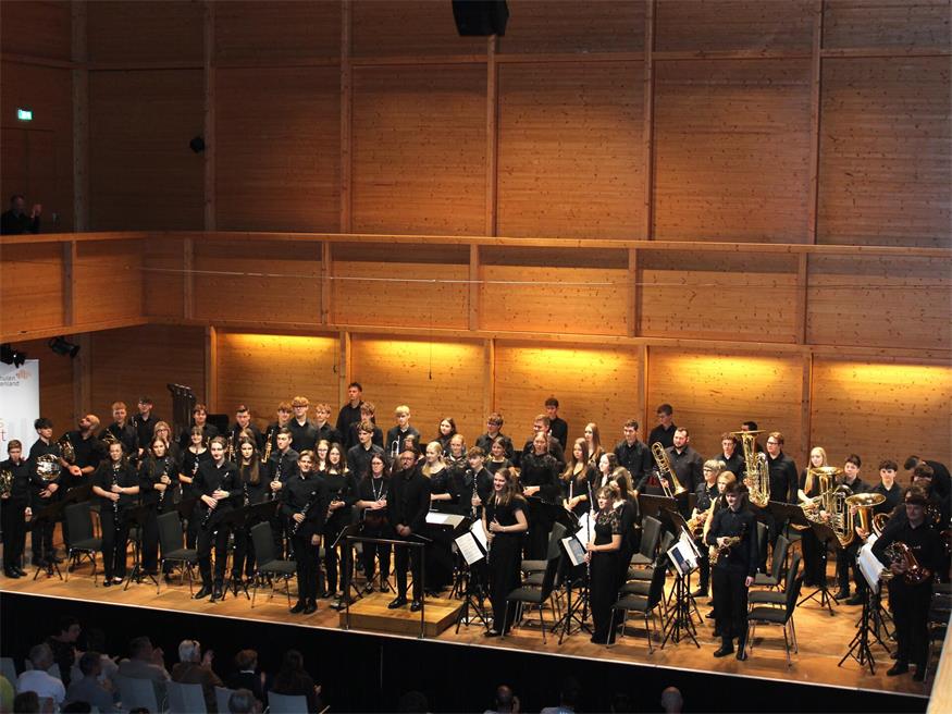Die Bläserphilharmonie Burgenland begeisterte unter der Leitung von Sandro Schlaffer beim Abschlusskonzert ihres Jubiläumsprojekts „Fusion Five“ im Lisztzentrum Raiding.