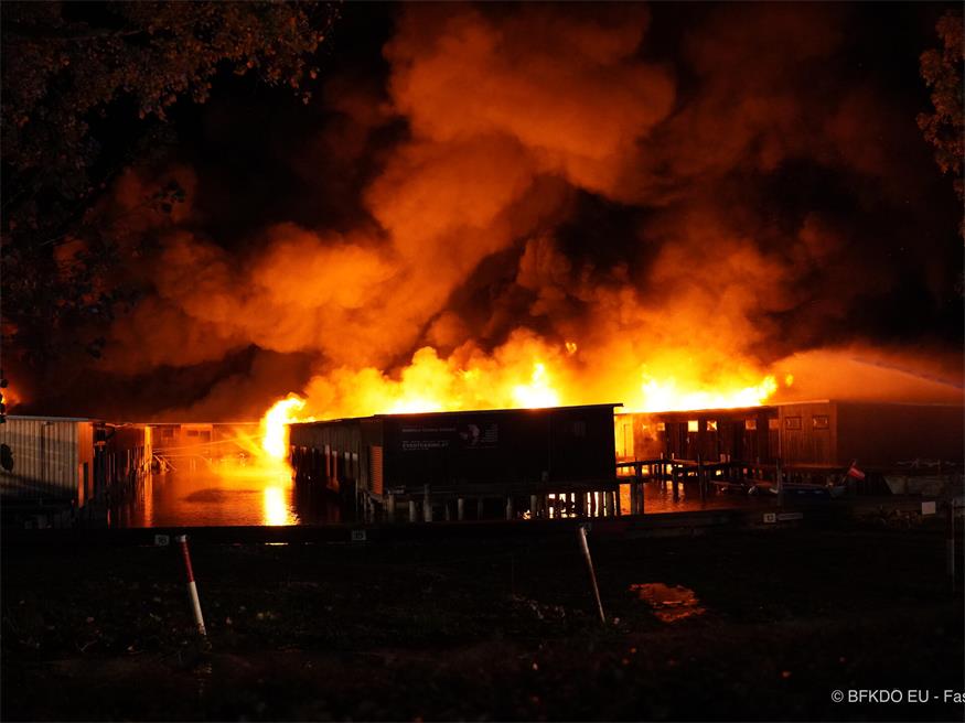 Die Bootsgaragen in der Ruster Bucht wurden ein Opfer der Flammen.