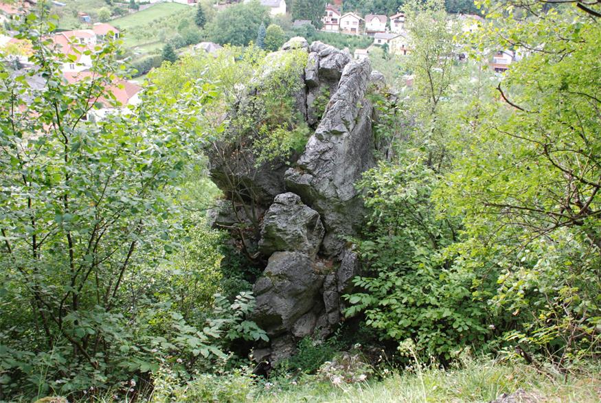 Die "Buma Bia" ist ein zehn Meter hoher Granitstein. 