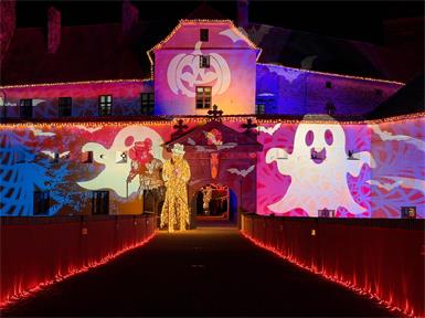 Die Burg Schlaining erstrahlt im Halloween-Glanz.