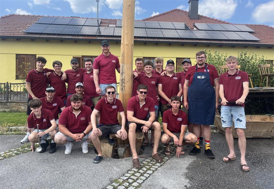 Die Burschen Pilgersdorf rund um ihrem Burschenvater Jonas Renner kurz bevor der Maibaum umgeschnitten wurde.