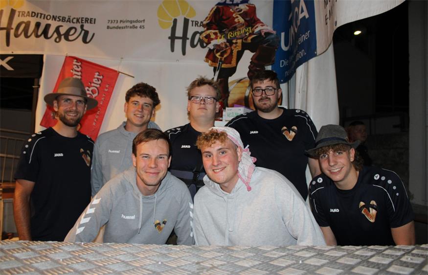 Die Burschen - im Bild Thomas Hauser, Burschenvater Jonas Renner, Sebastian Posch, Dominik Puhr (hinten), Florian Heiling, Simon Stampf und Tobias Seidl - hatten ein tolles Fest auf die Beine gestellt.