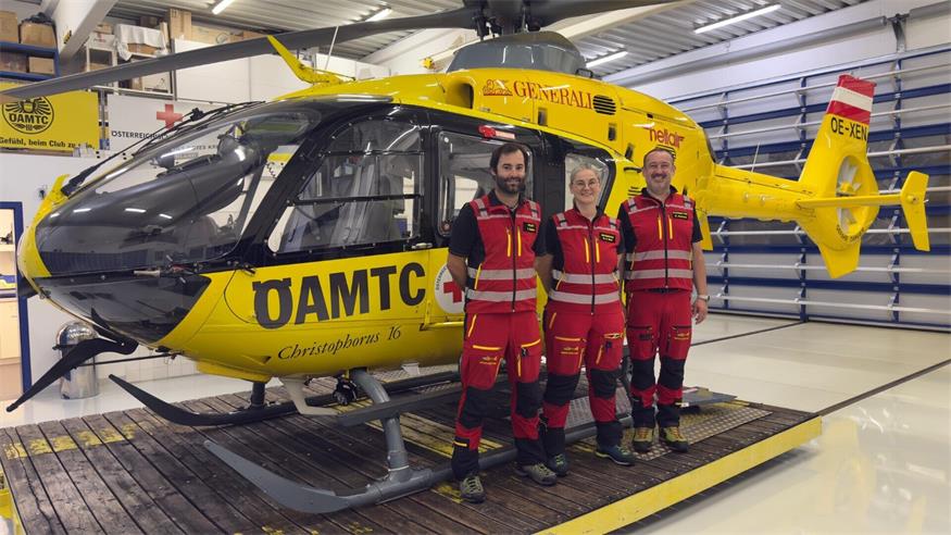 Die C 16 Crew beim 19.000 Einsatz: Pilot Thomas Raffler, Notärztin Kerstin Wolf und Flugretter Stefan Schuch (v.l.).
