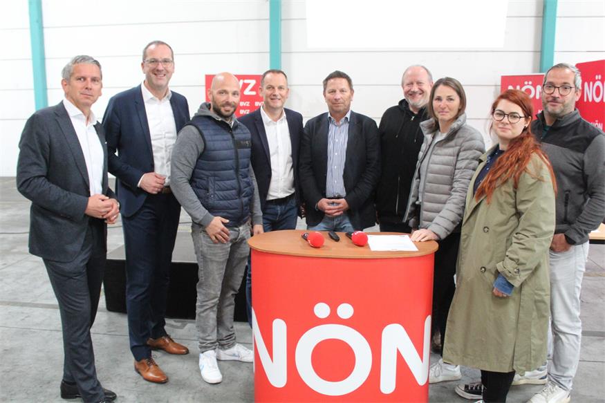 Die Chefredakteure Walter Fahrnberger und Daniel Lohninger, Michael Hubmayr (Betriebsrat), Betriebsratsobmann Christian Eplinger, Geschäftsführer Gert Bergmann, Eduard Lebar, Gerlinde Zmeck, Simone Schröder (alle Betriebsrat) und Betriebsratsobmann-Stellvertreter Mario Wagner.