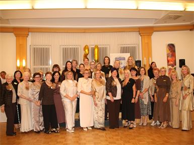 Die Clubschwestern vom Soroptimistclub Pannonia feierten das 50-jährige Bestehen mit einer Soiree in Gold im Rathaussaal.