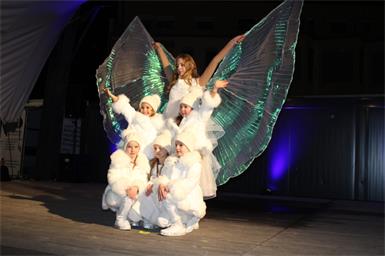 Die Colourful Dancers begeisterten zur Eröffung mit einer weihnachtlichen Show.