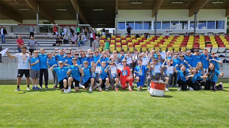 Die Crew des BG/BRG Oberschützen mit den mitgereisten Schulfans beim Landesfinale in Oberpullendorf. Von 27. Juni bis 1. Juli folgt nun die Teilnahme am Bundesfinale in Fürstenfeld als Belohnung.  