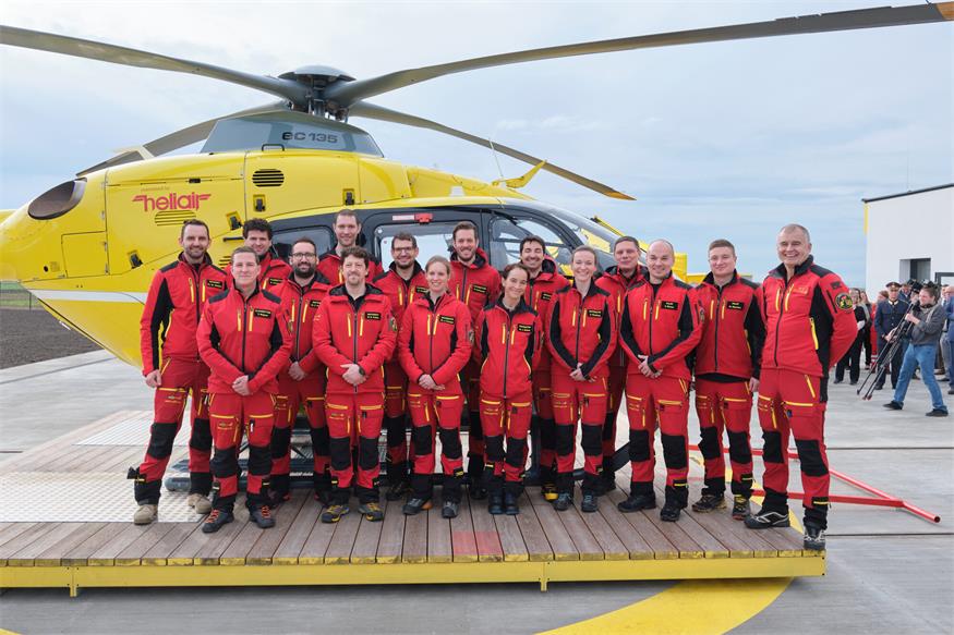 Die Crew des C18 bei der Stützpunkteröffnung in Frauenkirchen mit Basemanager Thomas Wagner (1.v.l. vorne).