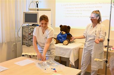 Die Diplomierte Gesundheits- und Krankenpflegerin Cornelia Ehrlich und Oberärztin Heidemarie Puttinger von der Nierenambulanz bieten „Prädialytische Patient*innen - Information“ an.