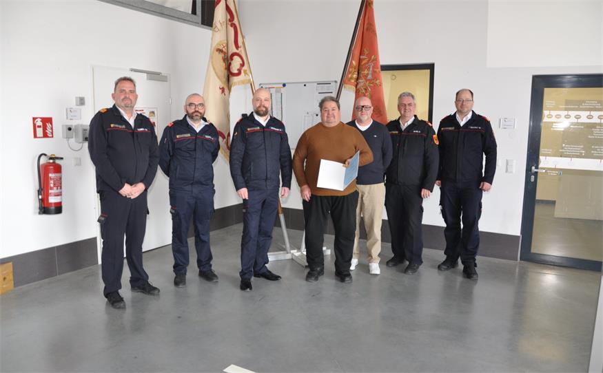 Die Ehrenmedaille für 50 Jahre im Dienst der Feuerwehr erhielt Peter Berger. Es gratulierten Bezirksfeuerwehrkommandanten-Stellvertreter Gerald Schmid, Kommandant-Stellvertreter Jürgen Glöckl, Kommandant Andreas Reumann, Vizebürgermeister Jürgen Hofer, Bezirksfeuerwehrkommandanten Martin Reidl und Abschnittskommandanten Markus Wessely.