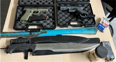 Die Einsatzkräfte konnten zwei Gasdruckpistolen, zwei Macheten, 55 Stück Munition, ein Küchenmesser sowie Suchtgift sicherstellen.