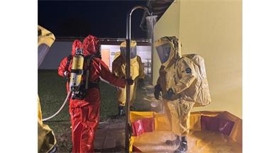 Die Einsatzkräfte mussten beim Einsatz eine spezielle Ausrüstung tragen.