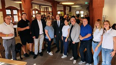 Die Eisenstädter Delegation beim Rakoczy-Fest ihrer Partnerstadt Bad Kissingen: Die Winzer Norbert Mühlgassner und Stefan Kaiser, Stadtbezirksvorsteher Josef Weidinger, Stadträtin Birgit Tallian, Bad Kissingens Oberbürgermeister Dirk Vogel, Städtepartnerschaftsvereins-Obfrau Martha Zeltner, Bad Kissingens Bürgermeister Thomas Leiner, Walter Gaal sowie Christine und Lena Mühlbauer (v.l.). 