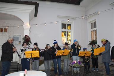 Die Eröffnung des 13. Adventfensters im Pfarrhof im Rahmen des Adventmarkts wurde von Johann Szupper und einigen Kindern mit Blasmusikinstrumenten feierlich umrahmt.