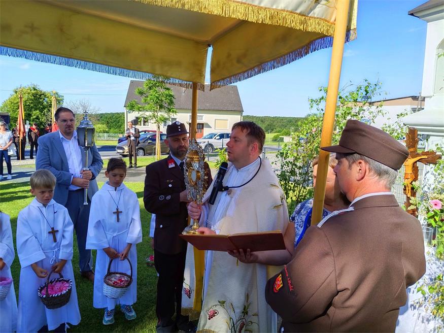 Die Erstkommunionskinder streuten gemeinsam mit den anderen Kindern Blumen bei der eucharistischen Prozession und trugen auch ihren Anteil zu diesem christlichen Glaubensfest bei.