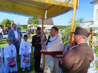 Die Erstkommunionskinder streuten gemeinsam mit den anderen Kindern Blumen bei der eucharistischen Prozession und trugen auch ihren Anteil zu diesem christlichen Glaubensfest bei.