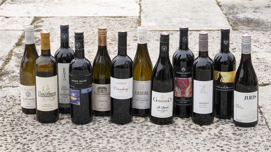 Die Etiketten auf Weinflaschen werden künftig wohl größer ausfallen müssen und/oder mindestens einen QR-Code enthalten. Hier im Bild: Das Weinpaket Vielfalt der Renommierten Weingüter Burgenland (RWB) als Symbolbild für die Vielfalt der rot-goldenen Weinetiketten.