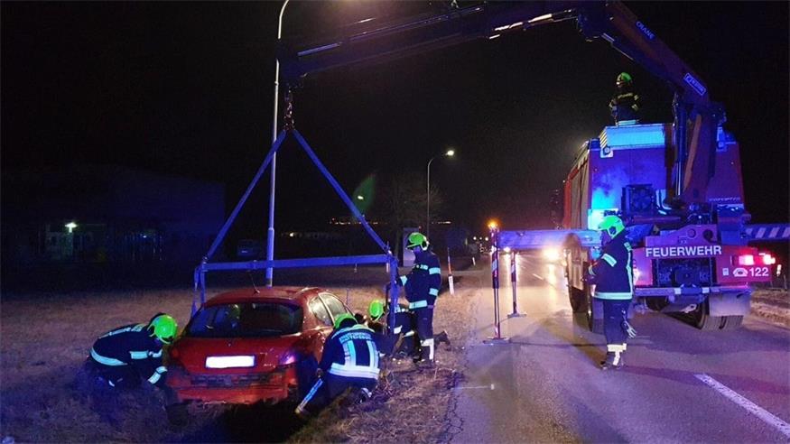 Die FF Mattersburg barg in Zusammenarbeit mit der FF Stöttera das Fahrzeug. 