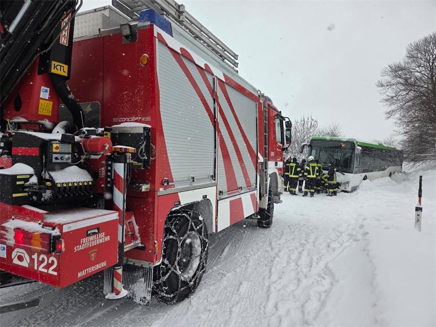 Die FF Mattersburg musste unter anderem hängengebliebene Autobusse aus dem Schnee ziehen.
