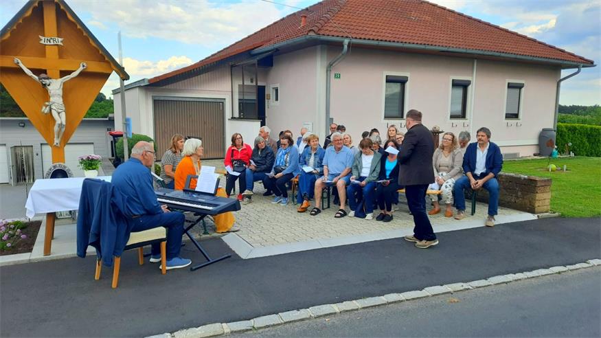 Die Familie Kovacs lud die Besucher:innen zu einem Getränk und zum gemeinsamen Plaudern ein.