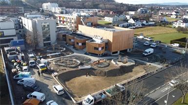 Die Fassade des Hauses der Volksgruppen wurde bereits vollständig fertiggestellt. 