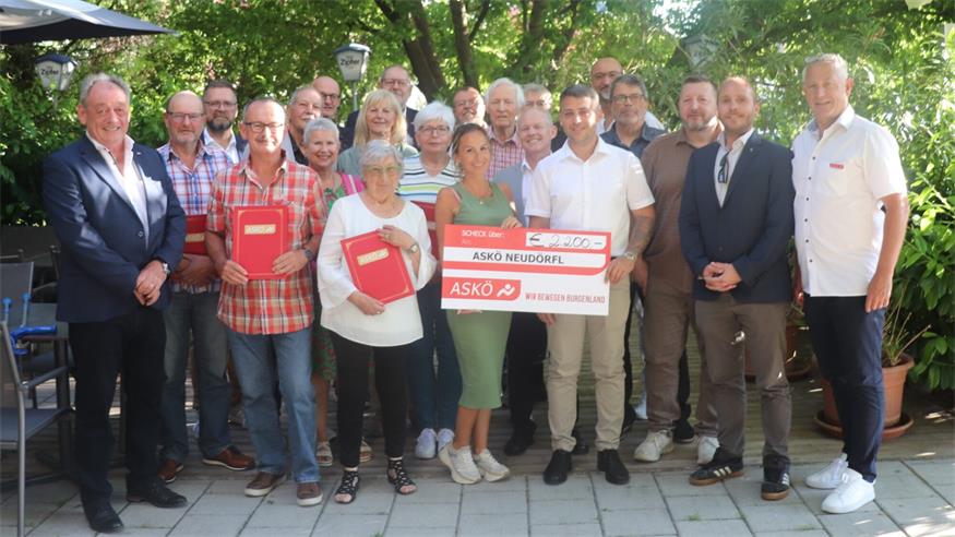 Die Festsitzung im Martinihof im bewusst klein gehaltenen Kreis mit Obmann Robert Haider, ASKÖ Burgenland Landesgeschäftsführer Andreas Ponic (r.), Bürgermeister Dieter Posch mit Gemeindevertretern, der Vorstand sowie Sektionsleiter und freiwillige Helfer und Helferinnen des ASKÖ Neudörfl. Vom Landesverband wurde zum Jubiläum ein Scheck mit 2.200 Euro überreicht. 
