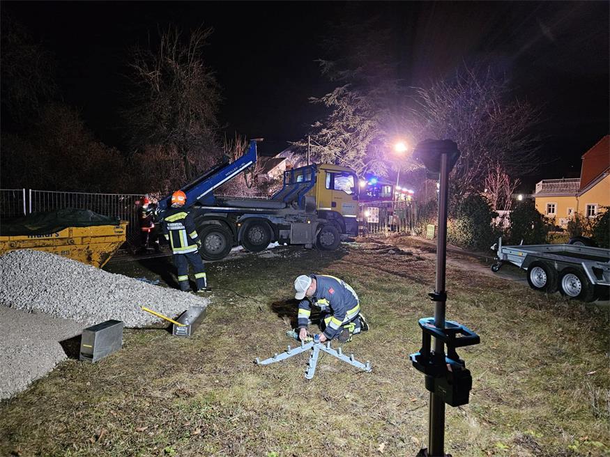 Die Feuerwehr Bad Sauerbrunn musste den stecken gebliebenen LKW wieder flott bekommen.