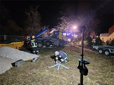 Die Feuerwehr Bad Sauerbrunn musste den stecken gebliebenen LKW wieder flott bekommen.