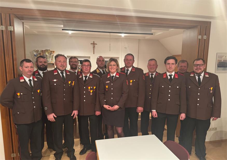Die Feuerwehr Draßmarkt mit Kommandant Markus Rathmanner sowie Bürgermeister Ehrenortsfeuerwehrkommandant Anton Wiedenhofer, Vizebürgermeister Alois Bader und Abschnittskommandant Andreas Kuzmits gratulierten Harald Janoch zu seiner Auszeichnung.