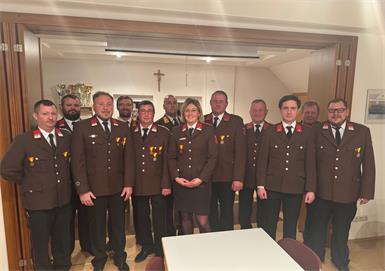 Die Feuerwehr Draßmarkt mit Kommandant Markus Rathmanner sowie Bürgermeister Ehrenortsfeuerwehrkommandant Anton Wiedenhofer, Vizebürgermeister Alois Bader und Abschnittskommandant Andreas Kuzmits gratulierten Harald Janoch zu seiner Auszeichnung.