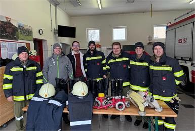 Die Feuerwehr Klostermarienberg rund um Kommandant Manuel Feymann (4.v.l.) führte nicht mehr benötigte Ausrüstung einer neuen sinnvollen Verwendung zu.
