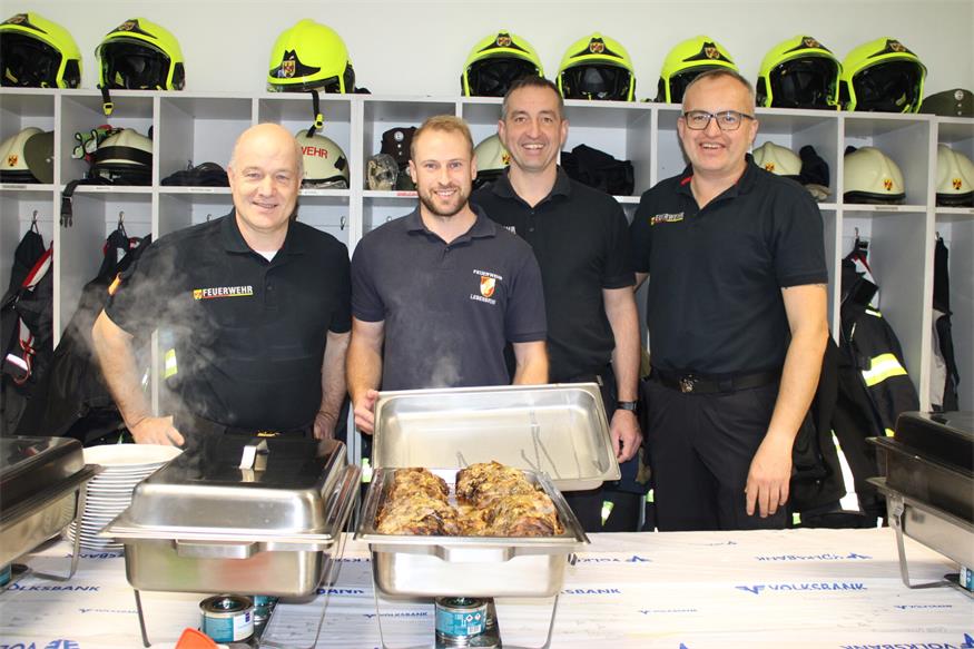 Die Feuerwehr Lebenbrunn mit Abschnittsfeuerwehrkommandant Josef Weber, Feuerwehrkommandant Stefan Weber, Daniel Schlögl und Thomas Schlögl bat zum Büfett.