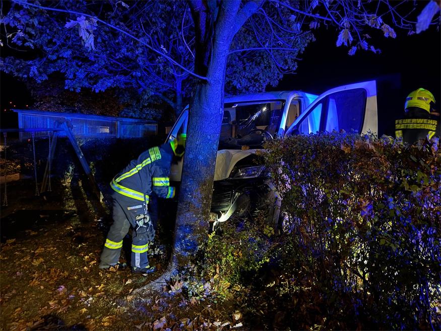 Die Feuerwehr Mattersburg übernahm die Bergung des beschädigten Fahrzeugs und stellte dieses anschließend gesichert ab.