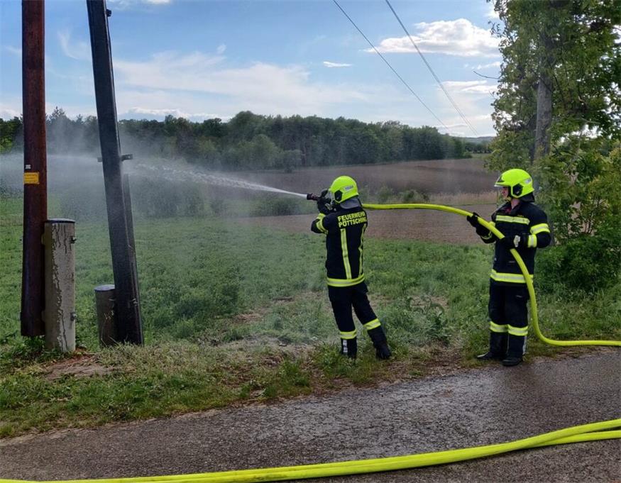 Die Feuerwehr Pöttsching musste den brennenden Strommast löschen.