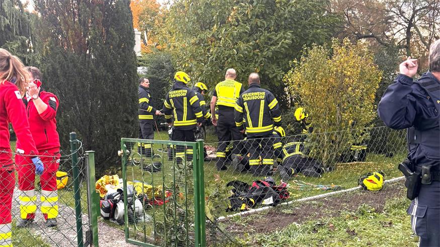 Die Feuerwehr Trausdorf bei der Rettung einer älteren Person aus einem Brunnenschacht.
