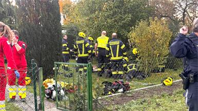 Die Feuerwehr Trausdorf bei der Rettung einer älteren Person aus einem Brunnenschacht.