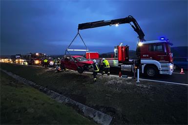 Die Feuerwehr Weppersdorf barg den verunfallten Pkw mit einem Kran.
