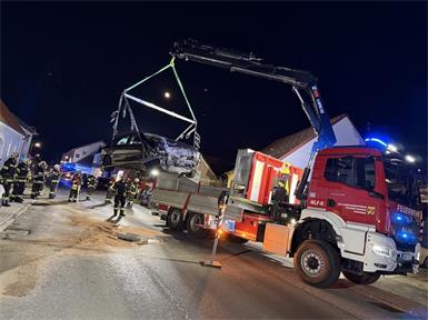 Die Feuerwehr barg das Unfallfahrzeug.