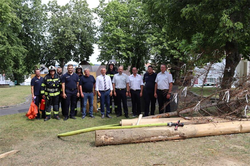 Die Feuerwehr lud zum Maibaumumschnitt auf den Kirchenberg. Auch Bürgermeister Anton Wiedenhofer und Vize Alois Bader waren mit dabei. 